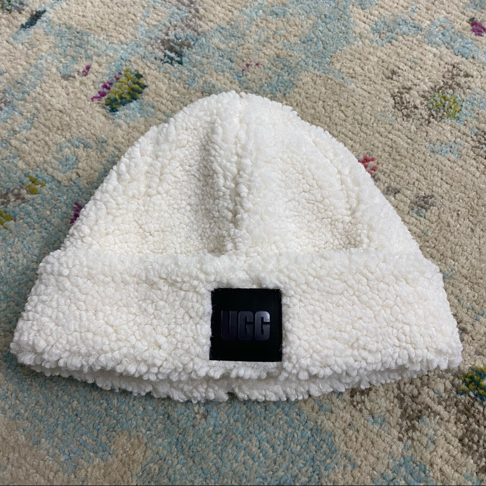 NWOT Ugg sherpa cuffed beanie white with black logo